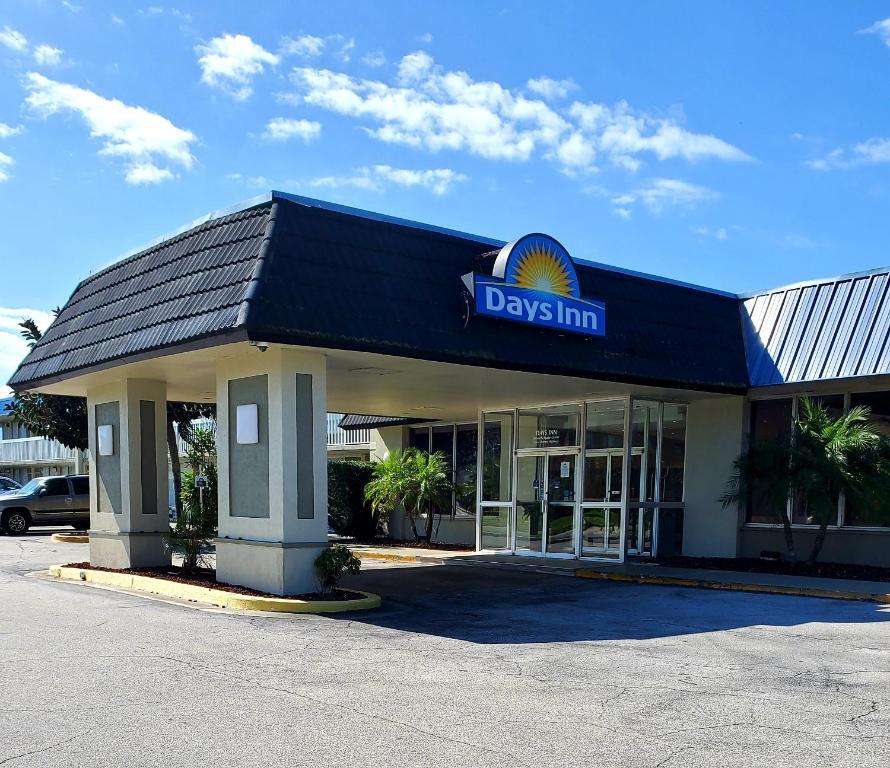Days Inn By Wyndham Titusville Kennedy Space Center Exterior photo