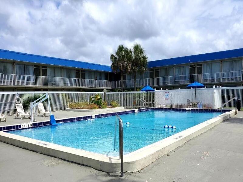 Days Inn By Wyndham Titusville Kennedy Space Center Exterior photo