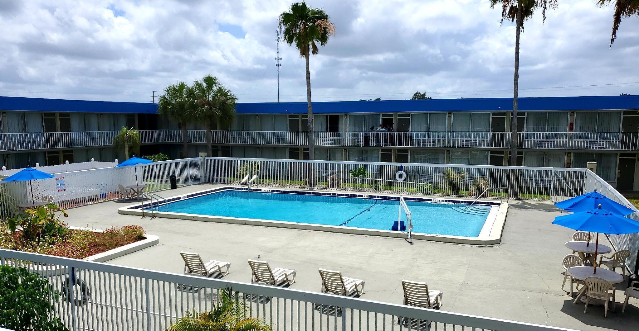 Days Inn By Wyndham Titusville Kennedy Space Center Exterior photo