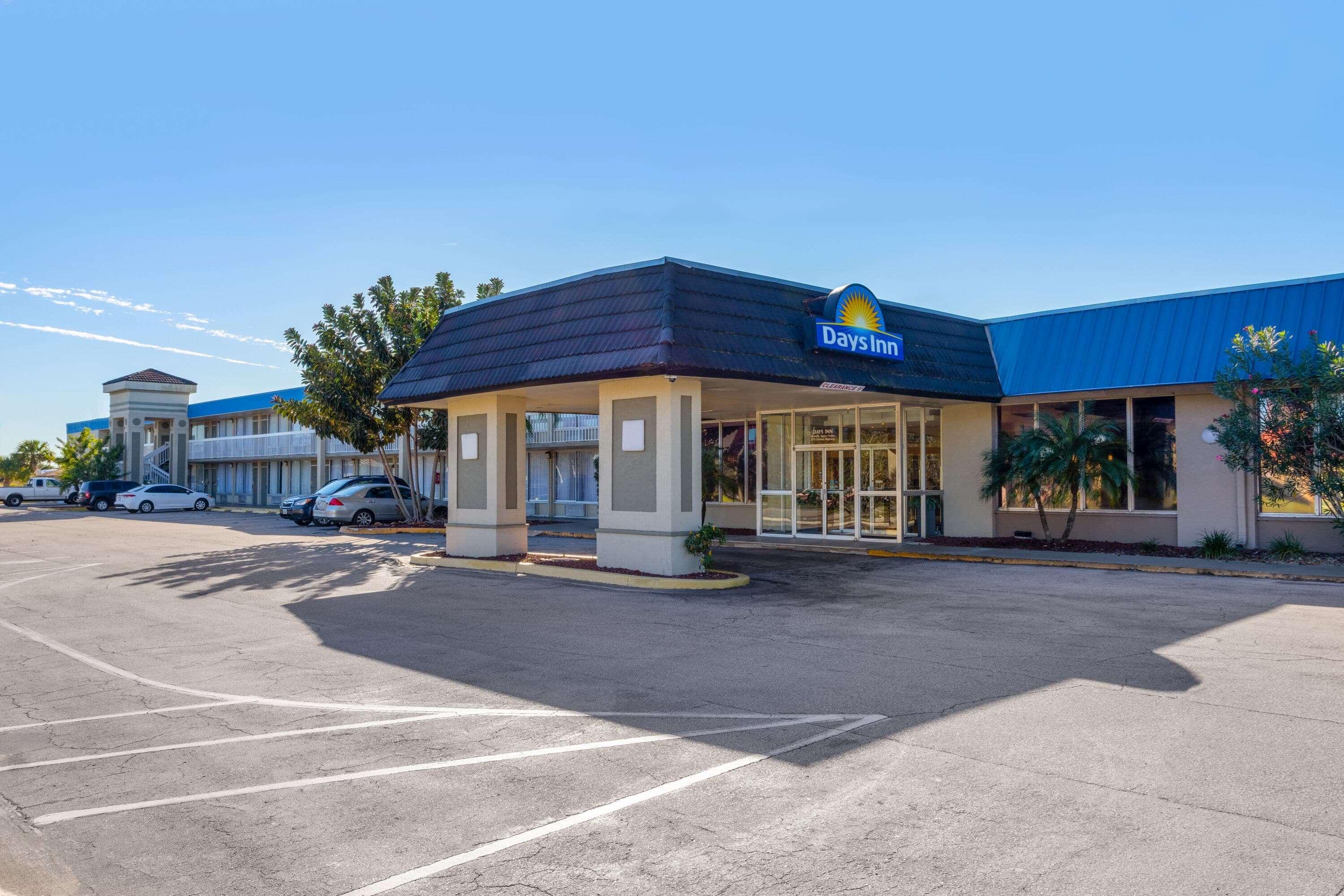 Days Inn By Wyndham Titusville Kennedy Space Center Exterior photo