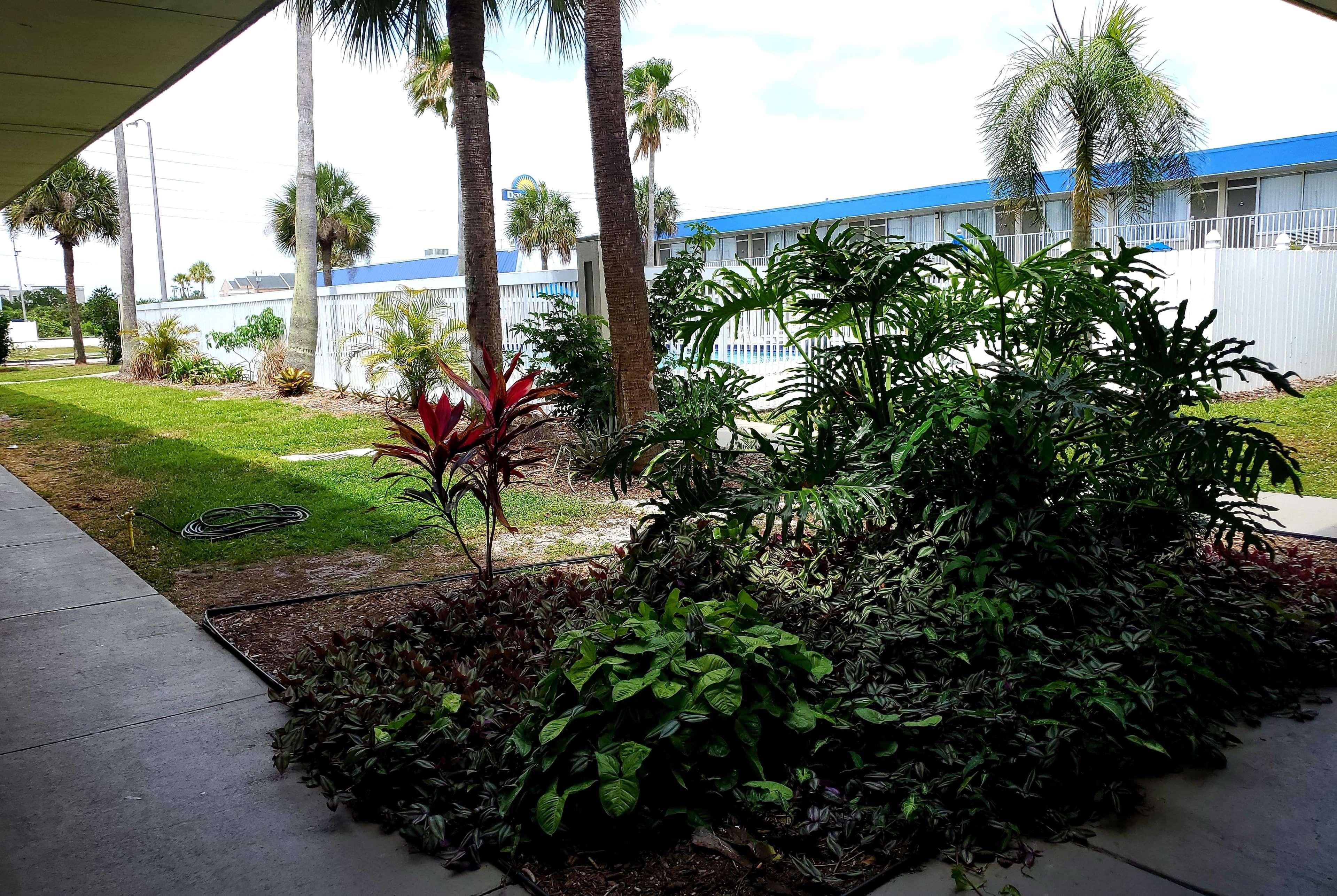 Days Inn By Wyndham Titusville Kennedy Space Center Exterior photo