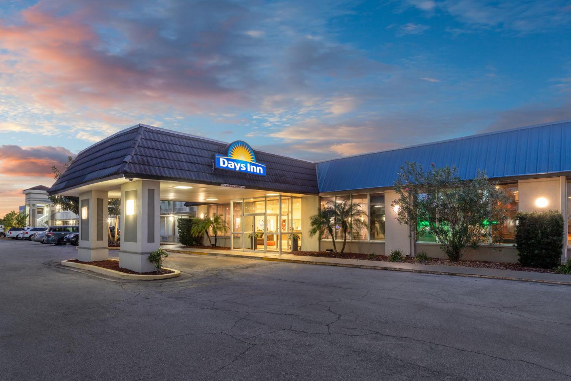 Days Inn By Wyndham Titusville Kennedy Space Center Exterior photo