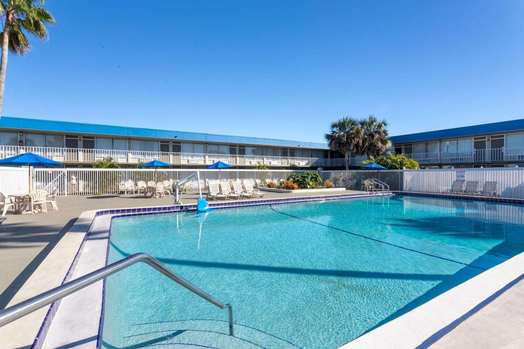 Days Inn By Wyndham Titusville Kennedy Space Center Exterior photo