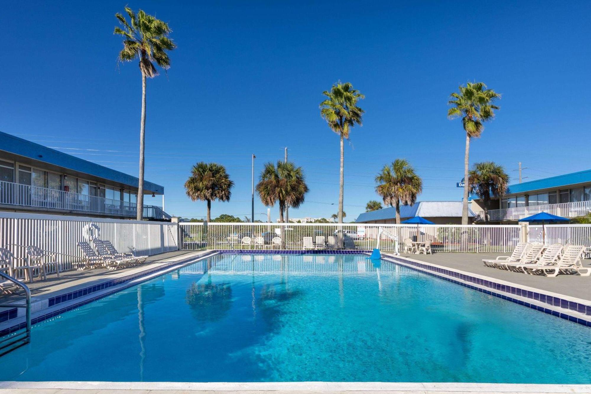 Days Inn By Wyndham Titusville Kennedy Space Center Exterior photo
