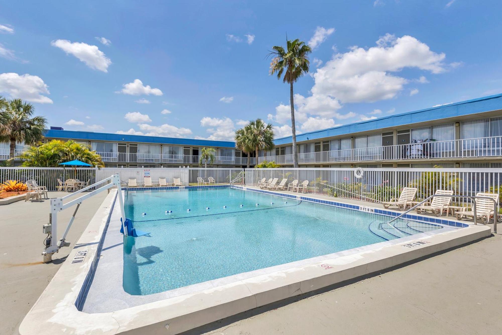 Days Inn By Wyndham Titusville Kennedy Space Center Exterior photo