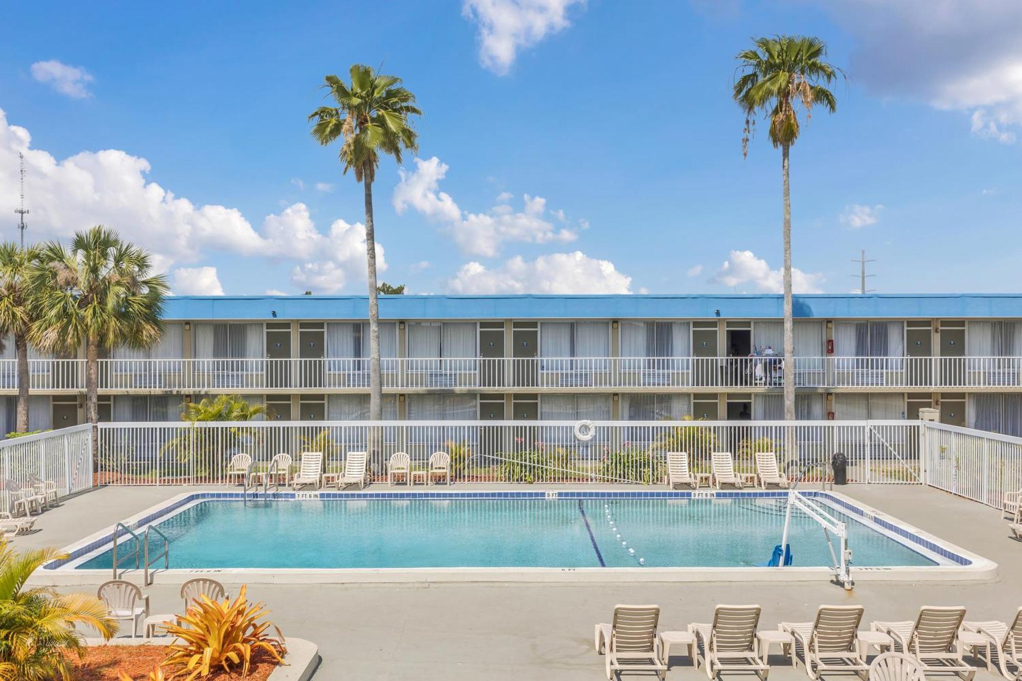 Days Inn By Wyndham Titusville Kennedy Space Center Exterior photo