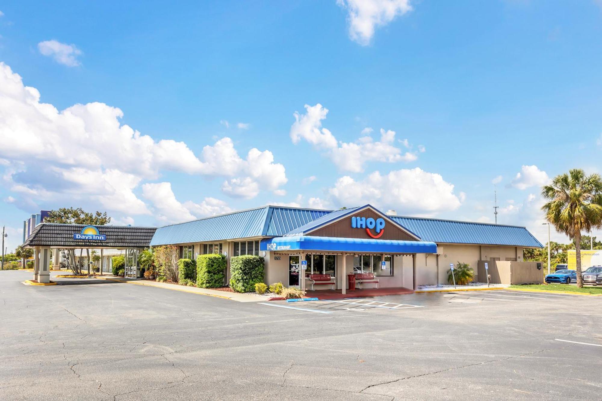 Days Inn By Wyndham Titusville Kennedy Space Center Exterior photo