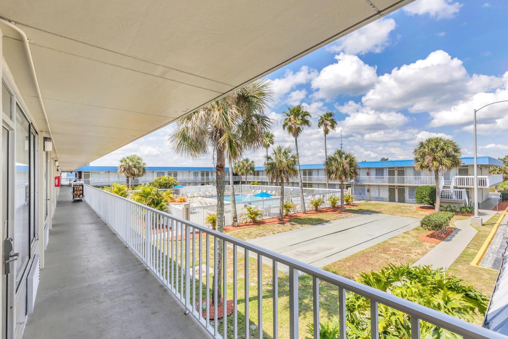 Days Inn By Wyndham Titusville Kennedy Space Center Exterior photo
