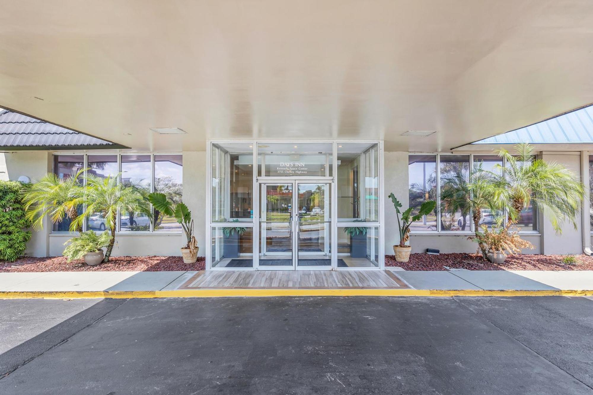 Days Inn By Wyndham Titusville Kennedy Space Center Exterior photo
