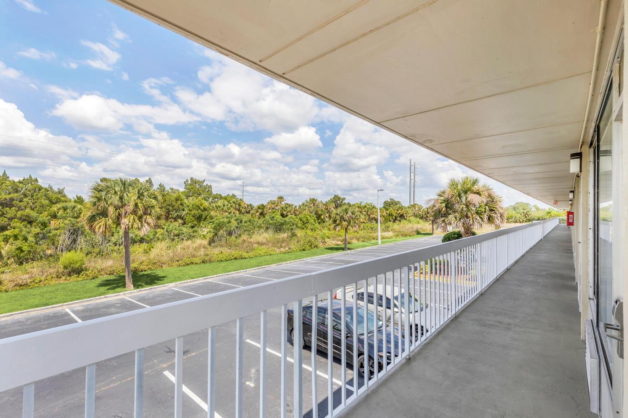 Days Inn By Wyndham Titusville Kennedy Space Center Exterior photo