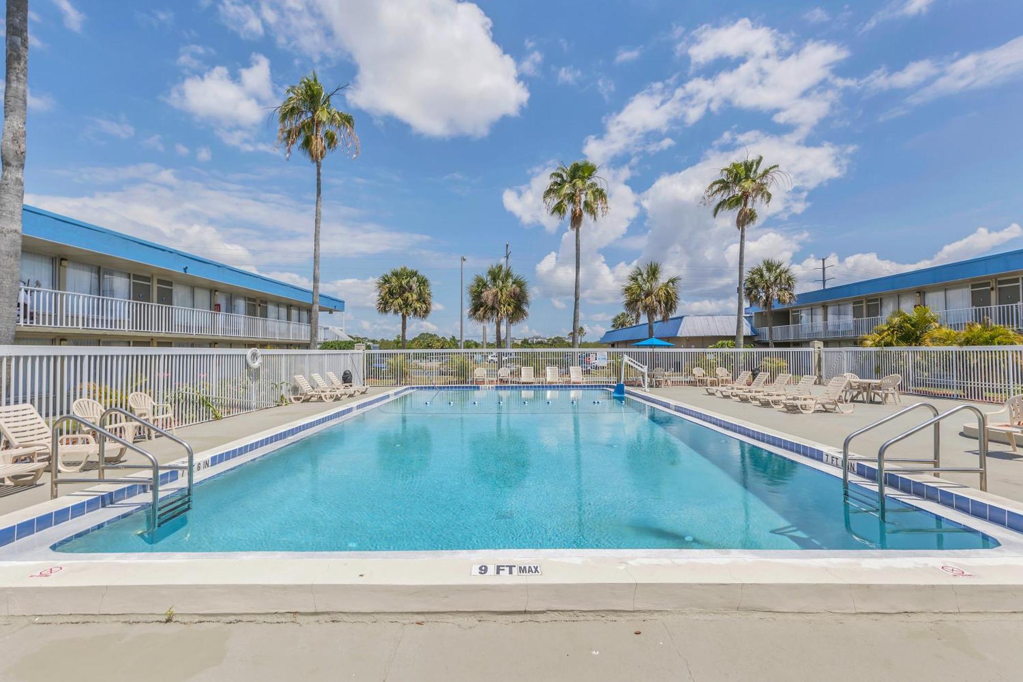 Days Inn By Wyndham Titusville Kennedy Space Center Exterior photo