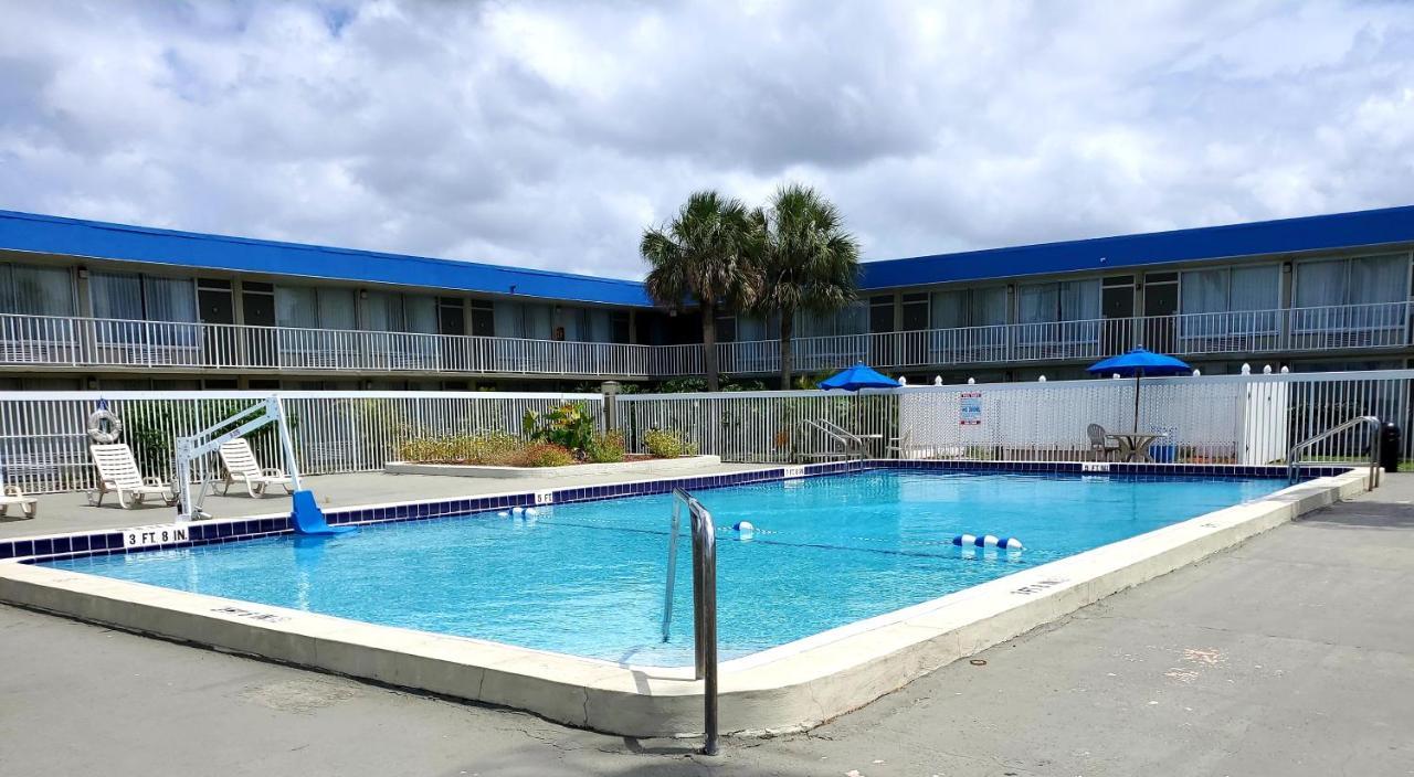 Days Inn By Wyndham Titusville Kennedy Space Center Exterior photo