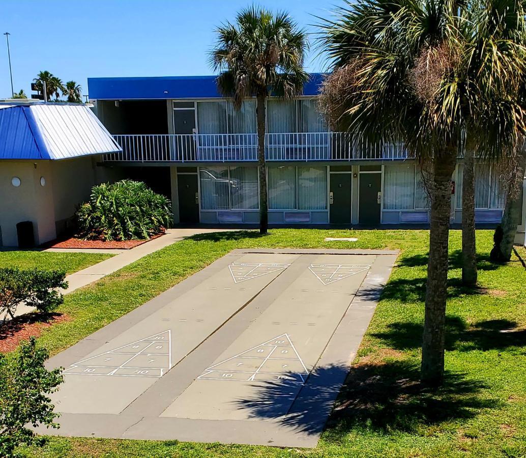 Days Inn By Wyndham Titusville Kennedy Space Center Exterior photo