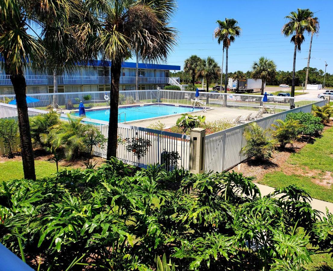 Days Inn By Wyndham Titusville Kennedy Space Center Exterior photo