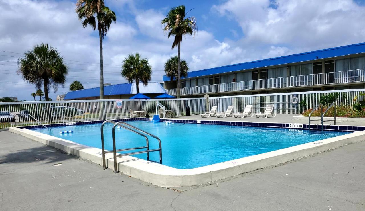 Days Inn By Wyndham Titusville Kennedy Space Center Exterior photo